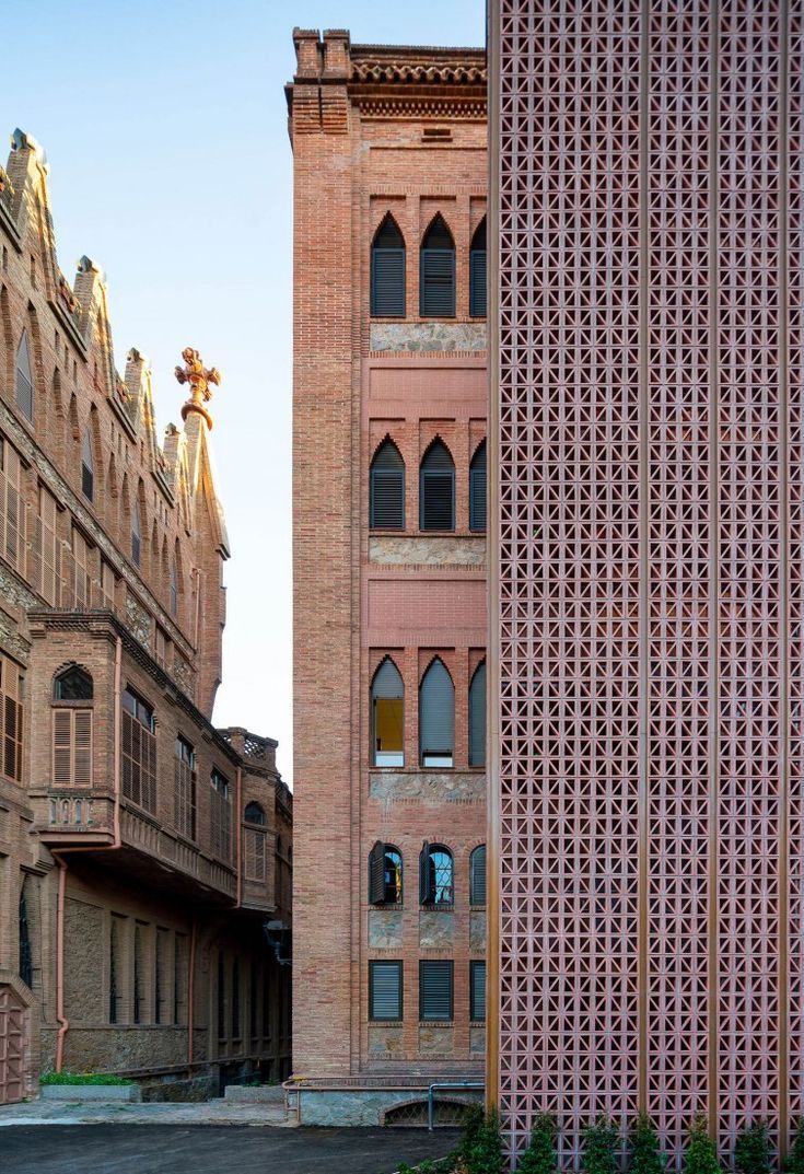 Brick school buildings in Sant Gervasi